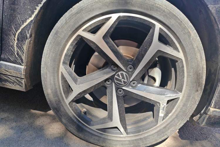 Used Volkswagen Magotan 2023 2 Million Units Commemorative Edition 330TSI DSG Luxury Version Right Front Wheel Hub