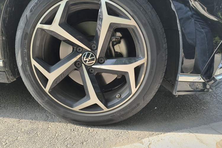Used Volkswagen Magotan 2023 2 Million Units Commemorative Edition 330TSI DSG Luxury Version Right Front Wheel Hub