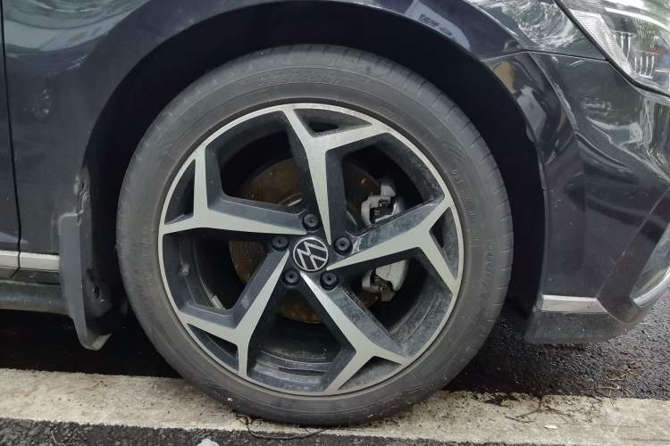 Used Volkswagen Magotan 2023 2 Million Units Limited Edition 330TSI DSG Leading Version Right Front Wheel Hub