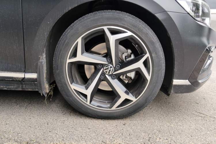 Used Volkswagen Magotan 2023 2 Million Units Limited Edition 330TSI DSG Leading Version Right Front Wheel Hub