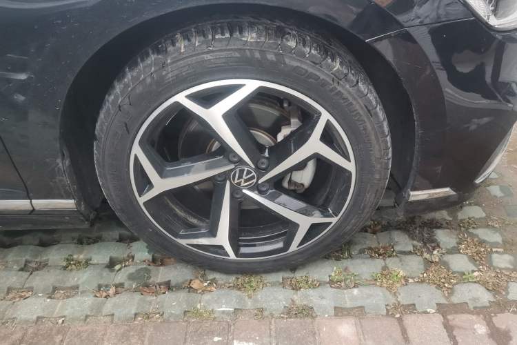 Used Volkswagen Magotan 2023 2 Million Units Limited Edition 280TSI DSG Leading Version Right Front Wheel Hub