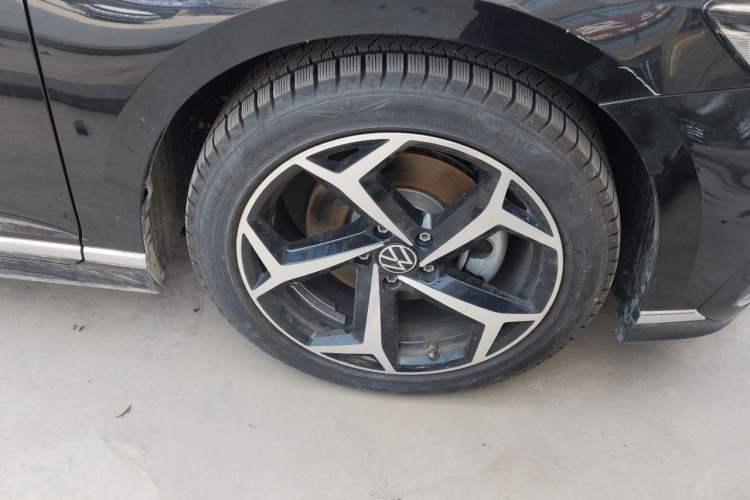 Used Volkswagen Magotan 2023 2 Million Units Commemorative Edition 330TSI DSG Luxury Version Right Front Wheel Hub