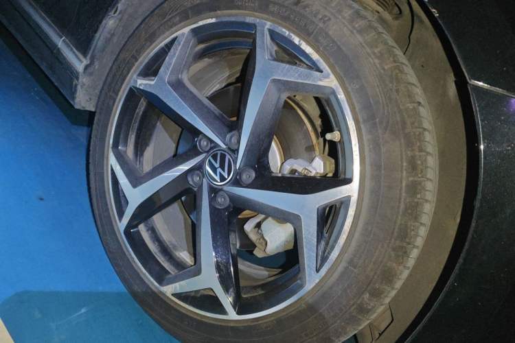 Used Volkswagen Magotan 2023 2 Million Units Commemorative Edition 330TSI DSG Luxury Version Right Front Wheel Hub