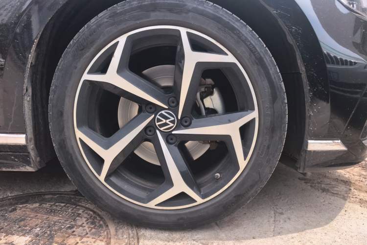 Used Volkswagen Magotan 2023 2 Million Units Commemorative Edition 330TSI DSG Luxury Version Right Front Wheel Hub