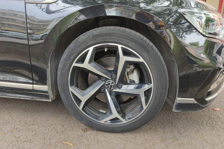 Used Volkswagen Magotan 2023 2 Million Units Commemorative Edition 330TSI DSG Luxury Version Right Front Wheel Hub