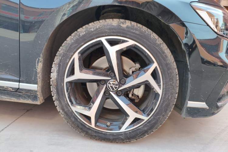 Used Volkswagen Magotan 2023 2 Million Units Commemorative Edition 330TSI DSG Luxury Version Right Front Wheel Hub