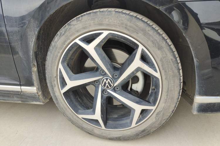 Used Volkswagen Magotan 2023 2 Million Units Commemorative Edition 330TSI DSG Luxury Version Right Front Wheel Hub