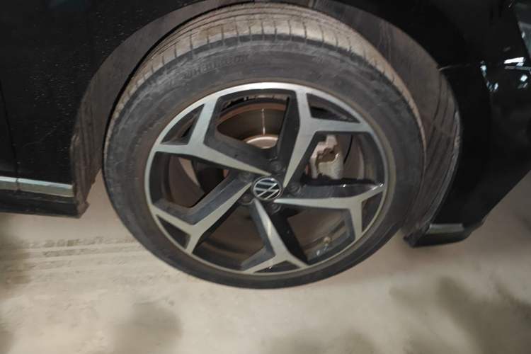 Used Volkswagen Magotan 2023 2 Million Units Commemorative Edition 330TSI DSG Luxury Version Right Front Wheel Hub