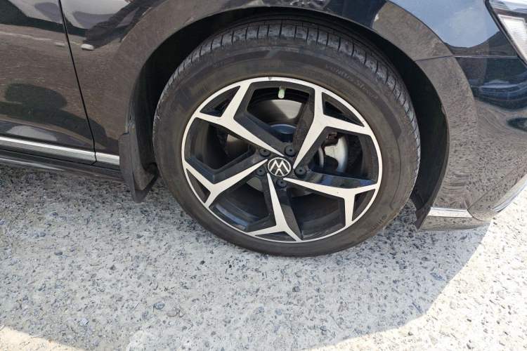 Used Volkswagen Magotan 2023 2 Million Units Commemorative Edition 330TSI DSG Luxury Version Right Front Wheel Hub