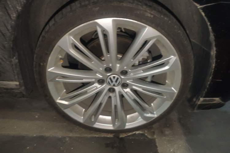 Used Volkswagen Magotan 2023 2 Million Units Commemorative Edition 330TSI DSG Luxury Version Right Front Wheel Hub
