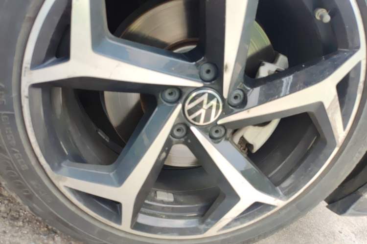 Used Volkswagen Magotan 2023 2 Million Units Commemorative Edition 330TSI DSG Luxury Version Right Front Wheel Hub