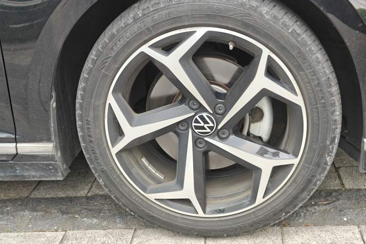 Used Volkswagen Magotan 2023 2 Million Units Commemorative Edition 330TSI DSG Luxury Version Right Front Wheel Hub