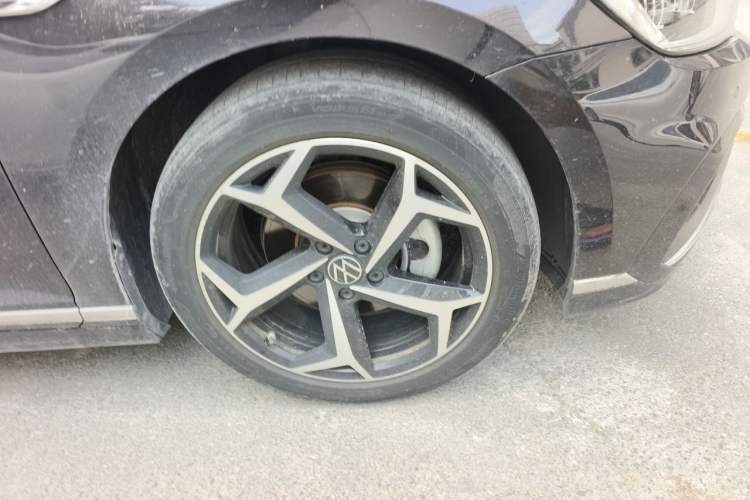 Used Volkswagen Magotan 2023 2 Million Units Commemorative Edition 330TSI DSG Luxury Version Right Front Wheel Hub