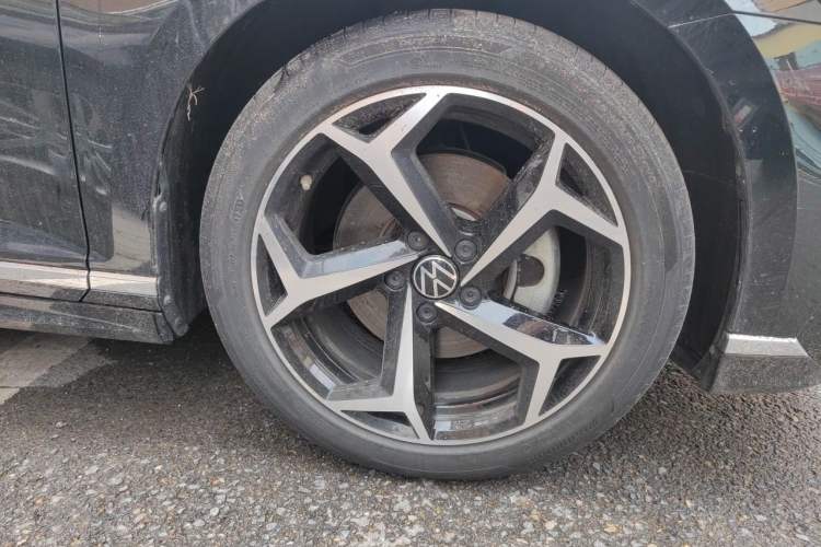 Used Volkswagen Magotan 2023 2 Million Units Commemorative Edition 330TSI DSG Luxury Version Right Front Wheel Hub
