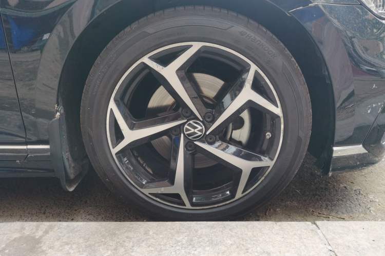 Used Volkswagen Magotan 2023 2 Million Units Commemorative Edition 330TSI DSG Luxury Version Right Front Wheel Hub