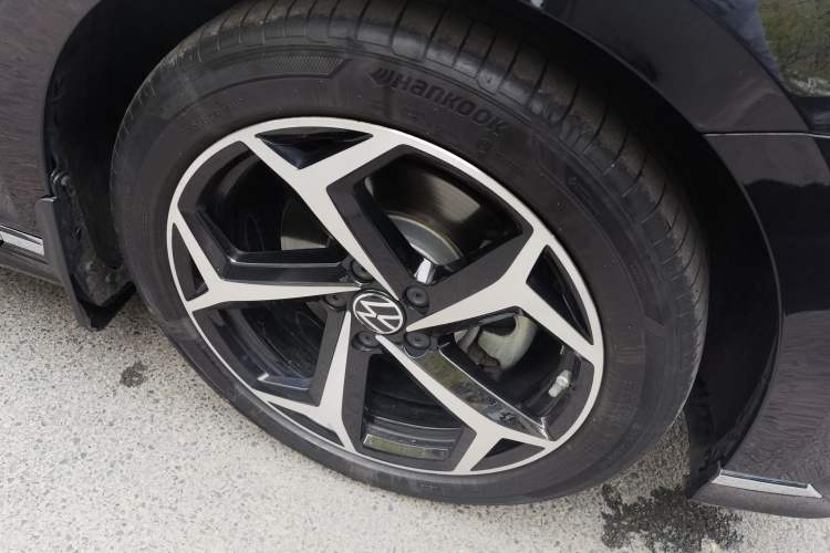 Used Volkswagen Magotan 2023 2 Million Units Commemorative Edition 330TSI DSG Luxury Version Right Front Wheel Hub