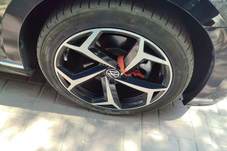 Used Volkswagen Magotan 2023 2 Million Units Commemorative Edition 330TSI DSG Luxury Version Right Front Wheel Hub