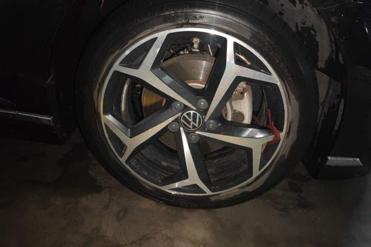 Used Volkswagen Magotan 2023 2 Million Units Commemorative Edition 330TSI DSG Luxury Version Right Front Wheel Hub