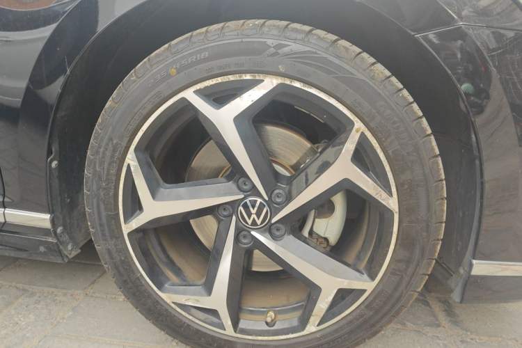 Used Volkswagen Magotan 2023 2 Million Units Commemorative Edition 330TSI DSG Luxury Version Right Front Wheel Hub