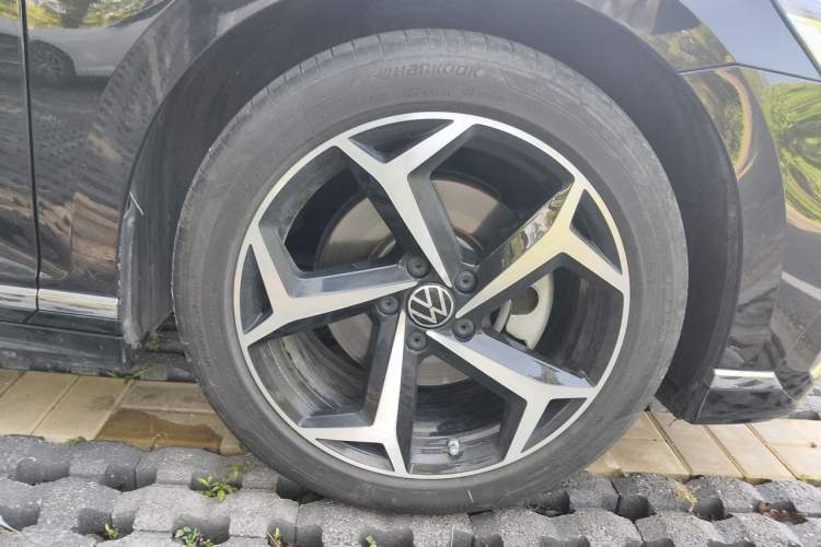 Used Volkswagen Magotan 2023 2 Million Units Commemorative Edition 330TSI DSG Luxury Version Right Front Wheel Hub