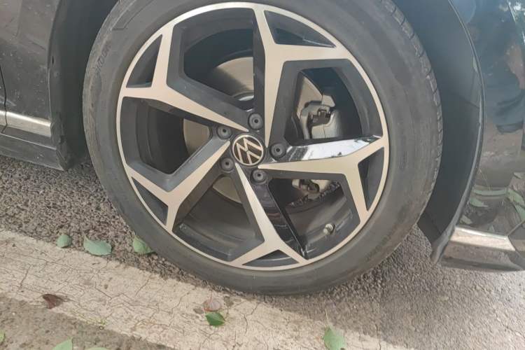 Used Volkswagen Magotan 2023 2 Million Units Commemorative Edition 330TSI DSG Luxury Version Right Front Wheel Hub