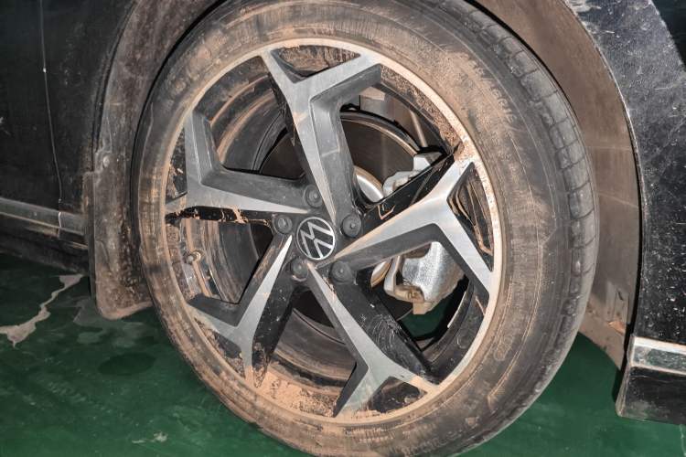 Used Volkswagen Magotan 2023 2 Million Units Commemorative Edition 330TSI DSG Luxury Version Right Front Wheel Hub