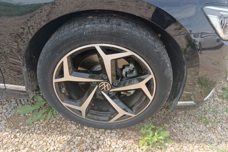 Used Volkswagen Magotan 2023 2 Million Units Commemorative Edition 330TSI DSG Luxury Version Right Front Wheel Hub