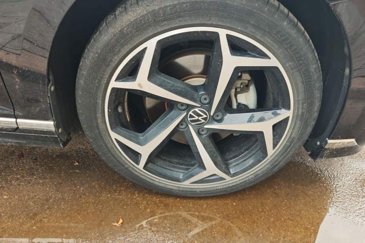 Used Volkswagen Magotan 2023 2 Million Units Limited Edition 330TSI DSG Leading Version Right Front Wheel Hub