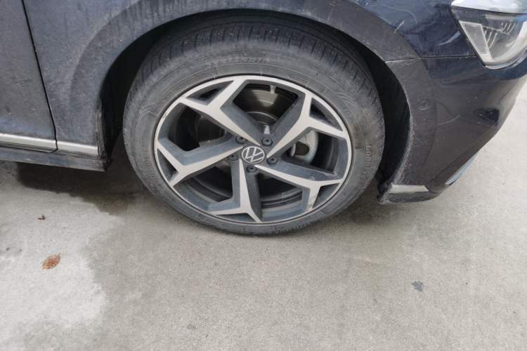 Used Volkswagen Magotan 2023 2 Million Units Limited-Edition 380TSI DSG Flagship Version Right Front Wheel Hub