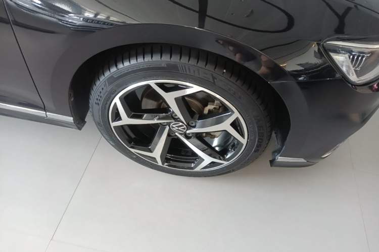 Used Volkswagen Magotan 2023 2 Million Units Limited Edition 330TSI DSG Leading Version Right Front Wheel Hub