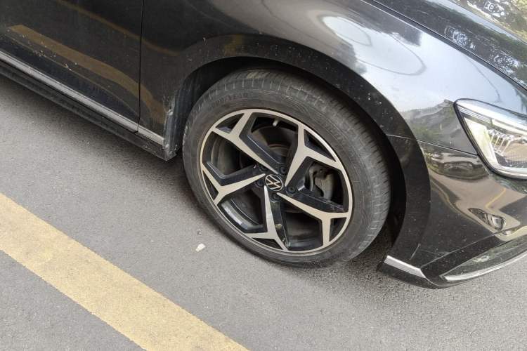 Used Volkswagen Magotan 2023 2 Million Units Commemorative Edition 330TSI DSG Luxury Version Right Front Wheel Hub