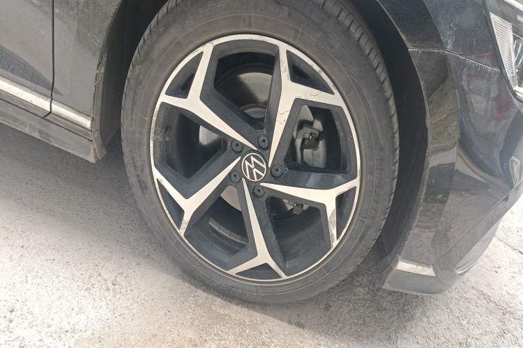 Used Volkswagen Magotan 2023 2 Million Units Limited Edition 280TSI DSG Leading Version Right Front Wheel Hub