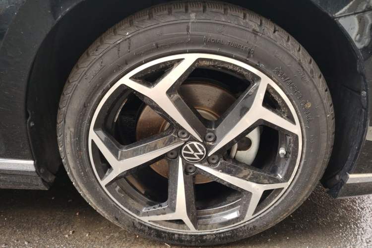 Used Volkswagen Magotan 2023 2 Million Units Commemorative Edition 330TSI DSG Luxury Version Right Front Wheel Hub