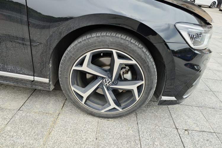 Used Volkswagen Magotan 2023 2 Million Units Limited Edition 330TSI DSG Leading Version Right Front Wheel Hub