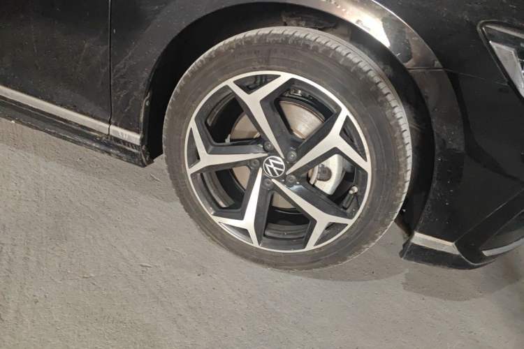 Used Volkswagen Magotan 2023 2 Million Units Commemorative Edition 330TSI DSG Luxury Version Right Front Wheel Hub