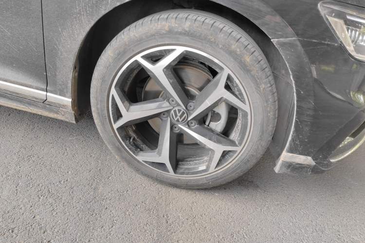Used Volkswagen Magotan 2023 2 Million Units Limited Edition 330TSI DSG Leading Version Right Front Wheel Hub