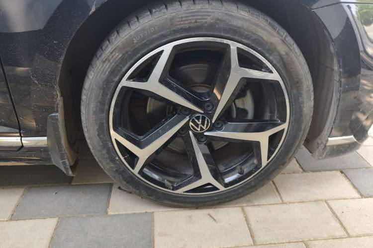 Used Volkswagen Magotan 2023 2 Million Units Limited Edition 280TSI DSG Leading Version Right Front Wheel Hub
