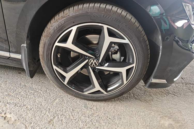 Used Volkswagen Magotan 2023 2 Million Units Limited-Edition 380TSI DSG Flagship Version Right Front Wheel Hub