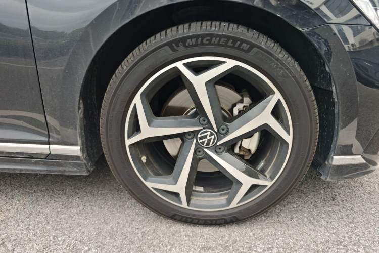 Used Volkswagen Magotan 2023 2 Million Units Commemorative Edition 330TSI DSG Luxury Version Right Front Wheel Hub