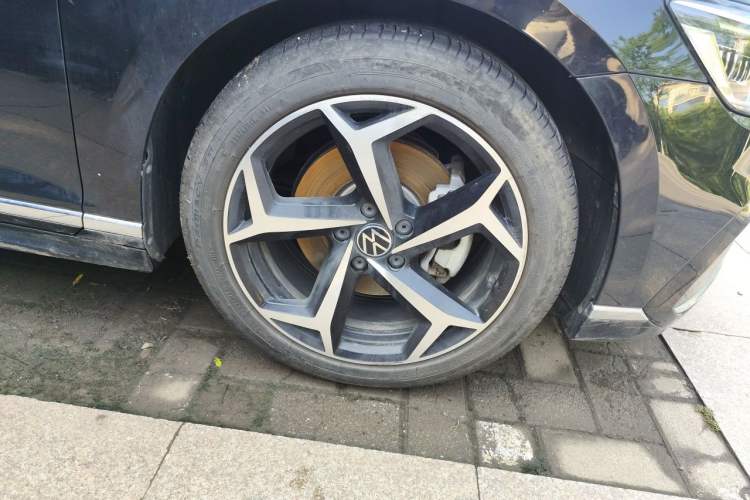 Used Volkswagen Magotan 2023 2 Million Units Limited Edition 330TSI DSG Leading Version Right Front Wheel Hub