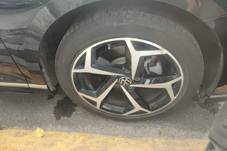 Used Volkswagen Magotan 2023 2 Million Units Commemorative Edition 330TSI DSG Luxury Version Right Front Wheel Hub