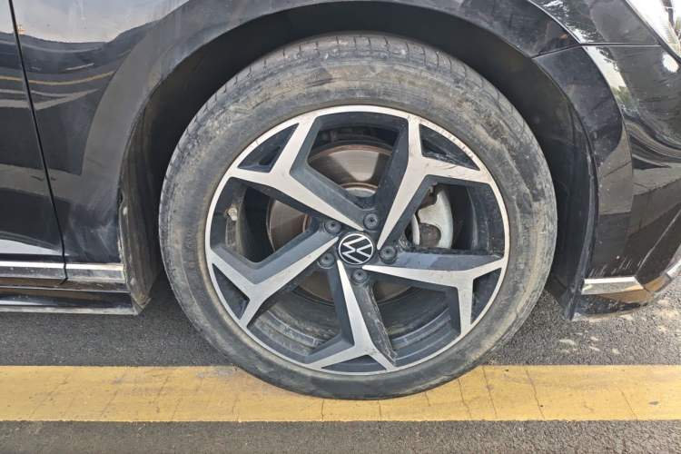 Used Volkswagen Magotan 2023 2 Million Units Commemorative Edition 330TSI DSG Luxury Version Right Front Wheel Hub
