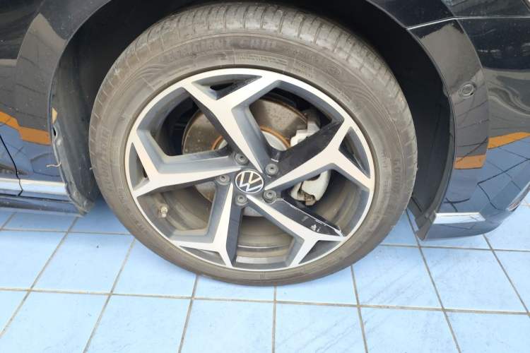 Used Volkswagen Magotan 2023 2 Million Units Limited-Edition 380TSI DSG Flagship Version Right Front Wheel Hub