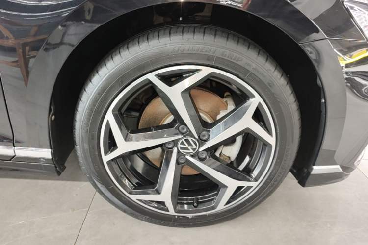 Used Volkswagen Magotan 2023 2 Million Units Limited Edition 330TSI DSG Leading Version Right Front Wheel Hub