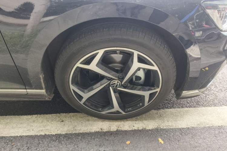 Used Volkswagen Magotan 2023 2 Million Units Commemorative Edition 330TSI DSG Luxury Version Right Front Wheel Hub