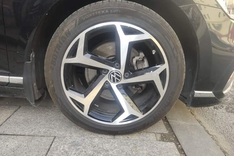 Used Volkswagen Magotan 2023 2 Million Units Commemorative Edition 330TSI DSG Luxury Version Right Front Wheel Hub