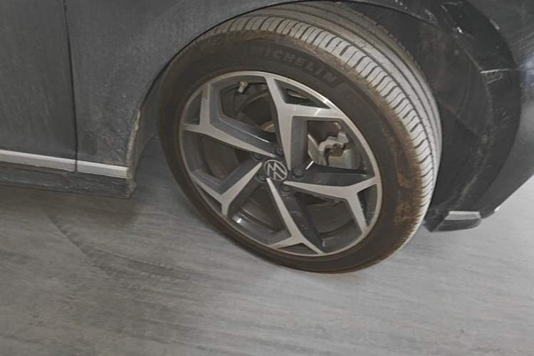 Used Volkswagen Magotan 2023 2 Million Units Limited-Edition 380TSI DSG Flagship Version Right Front Wheel Hub