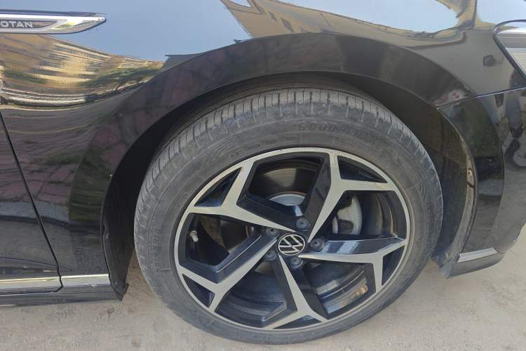 Used Volkswagen Magotan 2023 2 Million Units Commemorative Edition 330TSI DSG Luxury Version Right Front Wheel Hub