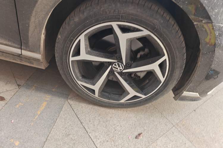 Used Volkswagen Magotan 2023 2 Million Units Limited Edition 330TSI DSG Leading Version Right Front Wheel Hub