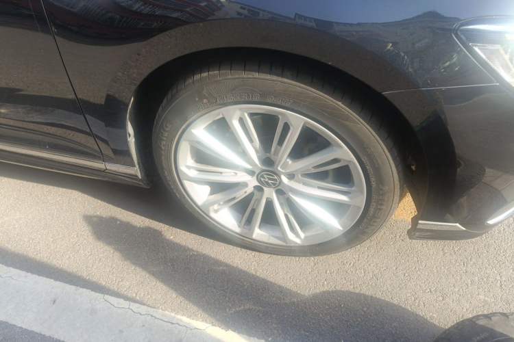 Used Volkswagen Magotan 2023 2 Million Units Commemorative Edition 330TSI DSG Luxury Version Right Front Wheel Hub